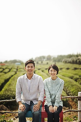 포토 JPG 주간 부부 여자 남자 미소 앉기 상반신 성인 야외 두명 앞모습 30대 제주도 다정 한국인 차밭 부부라이프 도순다원 국내포토 자연요소 라이프스타일 커플 뷰포인트 컨셉 밭 모션 한국 표정 사람 동양인 장년 파일형식
