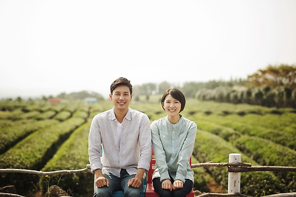 포토 JPG 주간 부부 여자 남자 미소 앉기 상반신 성인 야외 두명 앞모습 30대 제주도 다정 한국인 차밭 부부라이프 성인만 도순다원 국내포토 자연요소 라이프스타일 커플 뷰포인트 컨셉 밭 모션 한국 표정 사람 동양인 장년 파일형식