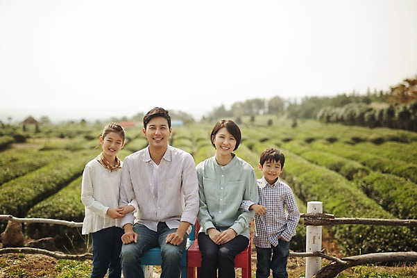 포토 JPG 주간 여자 남자 딸 아들 어린이 가족 엄마 서기 미소 앉기 여러명 상반신 성인 야외 앞모습 10대 30대 제주도 팔짱 화목 한국인 가족라이프 아빠 핵가족 차밭 도순다원 국내포토 자연요소 라이프스타일 뷰포인트 다수 컨셉 밭 관계 모션 청소년 한국 표정 사람 동양인 장년 파일형식