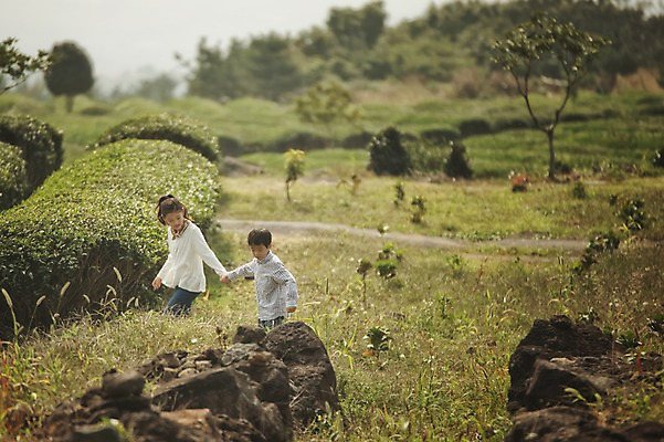 포토 JPG 주간 여자 남자 어린이 가족 남매 상반신 야외 두명 앞모습 10대 제주도 걷기 손잡기 화목 다정 한국인 가족라이프 차밭 어린이만 도순다원 국내포토 자연요소 라이프스타일 뷰포인트 컨셉 밭 관계 모션 청소년 한국 사람 동양인 파일형식