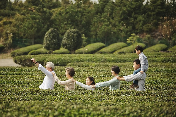 포토 JPG 주간 여자 할아버지 노년 남자 딸 아들 할머니 어린이 가족 엄마 대가족 서기 여러명 상반신 성인 야외 옆모습 10대 30대 제주도 화목 한국인 가족라이프 목말 아빠 60대 즐거움 기차놀이 차밭 도순다원 국내포토 자연요소 라이프스타일 감정 뷰포인트 다수 컨셉 밭 관계 모션 청소년 놀이 한국 사람 동양인 장년 파일형식