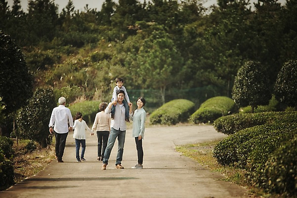 포토 JPG 주간 전신 여자 할아버지 노년 남자 딸 아들 할머니 어린이 가족 엄마 대가족 여러명 성인 야외 앞모습 옆모습 뒷모습 10대 30대 제주도 걷기 화목 한국인 가족라이프 뒤돌아보기 목말 아빠 60대 차밭 도순다원 국내포토 자연요소 라이프스타일 뷰포인트 다수 컨셉 밭 관계 모션 청소년 한국 사람 동양인 장년 파일형식