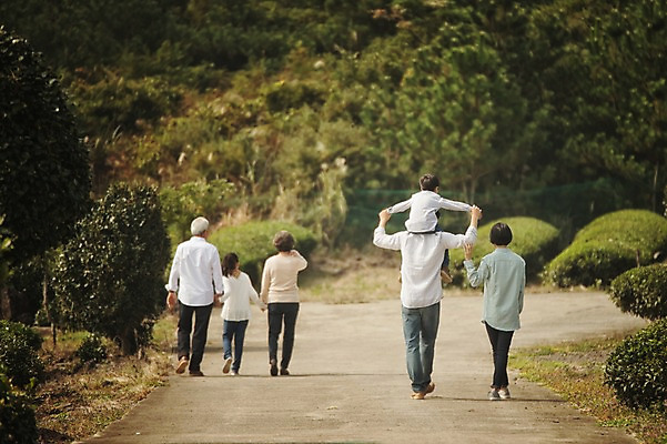 포토 JPG 주간 전신 여자 할아버지 노년 남자 딸 아들 할머니 어린이 가족 엄마 대가족 여러명 성인 야외 뒷모습 10대 30대 제주도 걷기 화목 한국인 가족라이프 목말 아빠 60대 차밭 도순다원 국내포토 자연요소 라이프스타일 뷰포인트 다수 컨셉 밭 관계 모션 청소년 한국 사람 동양인 장년 파일형식