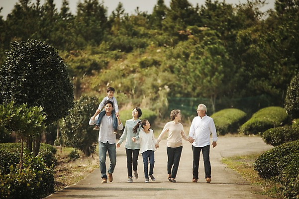포토 JPG 주간 전신 여자 할아버지 노년 남자 딸 아들 할머니 어린이 가족 엄마 대가족 여러명 성인 야외 앞모습 10대 30대 제주도 걷기 화목 한국인 가족라이프 목말 아빠 60대 차밭 도순다원 국내포토 자연요소 라이프스타일 뷰포인트 다수 컨셉 밭 관계 모션 청소년 한국 사람 동양인 장년 파일형식