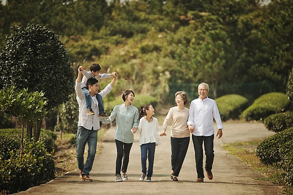 포토 JPG 주간 전신 여자 할아버지 노년 남자 딸 아들 할머니 어린이 가족 엄마 대가족 여러명 성인 야외 앞모습 10대 30대 제주도 걷기 화목 한국인 가족라이프 목말 아빠 60대 차밭 도순다원 국내포토 자연요소 라이프스타일 뷰포인트 다수 컨셉 밭 관계 모션 청소년 한국 사람 동양인 장년 파일형식