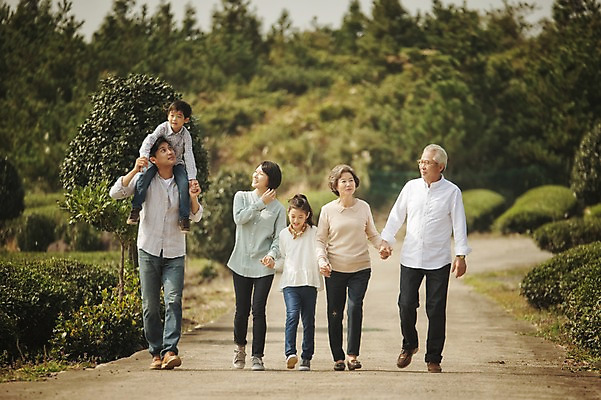 포토 JPG 주간 전신 여자 할아버지 노년 남자 딸 아들 할머니 어린이 가족 엄마 대가족 여러명 성인 야외 앞모습 10대 30대 제주도 걷기 화목 한국인 가족라이프 목말 아빠 60대 차밭 도순다원 국내포토 자연요소 라이프스타일 뷰포인트 다수 컨셉 밭 관계 모션 청소년 한국 사람 동양인 장년 파일형식