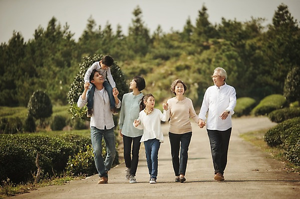 포토 JPG 주간 전신 여자 할아버지 노년 남자 딸 아들 할머니 어린이 가족 엄마 대가족 여러명 성인 야외 앞모습 10대 30대 제주도 걷기 화목 한국인 가족라이프 목말 아빠 60대 차밭 도순다원 국내포토 자연요소 라이프스타일 뷰포인트 다수 컨셉 밭 관계 모션 청소년 한국 사람 동양인 장년 파일형식