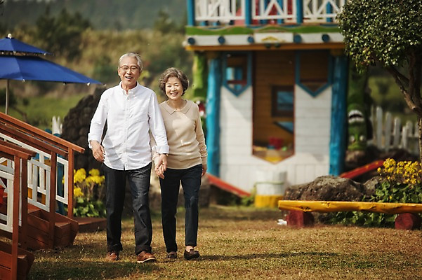 포토 JPG 주간 전신 여자 할아버지 노년 남자 할머니 미소 야외 두명 앞모습 실버라이프 제주도 걷기 손잡기 노부부 다정 한국인 60대 차밭 노인만 도순다원 국내포토 자연요소 라이프스타일 부부 뷰포인트 컨셉 밭 모션 한국 표정 사람 동양인 성인 성인만 파일형식