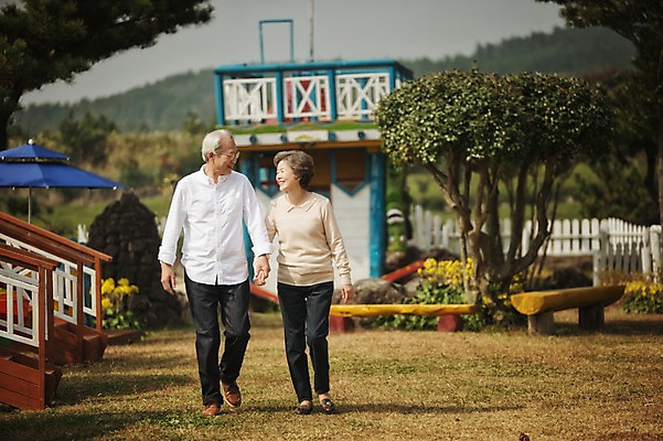 포토 JPG 주간 전신 여자 할아버지 노년 남자 할머니 미소 야외 두명 앞모습 실버라이프 제주도 걷기 손잡기 노부부 다정 한국인 60대 차밭 노인만 도순다원 국내포토 자연요소 라이프스타일 부부 뷰포인트 컨셉 밭 모션 한국 표정 사람 동양인 성인 성인만 파일형식