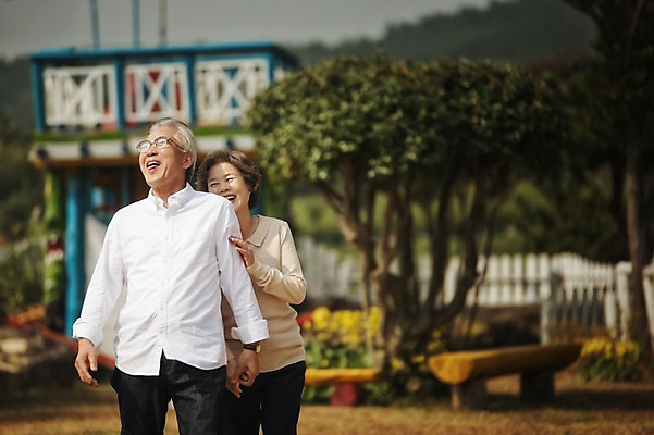 포토 JPG 주간 여자 할아버지 노년 남자 할머니 미소 상반신 야외 두명 앞모습 실버라이프 제주도 걷기 손잡기 노부부 다정 한국인 60대 즐거움 차밭 노인만 도순다원 국내포토 자연요소 라이프스타일 부부 감정 뷰포인트 컨셉 밭 모션 한국 표정 사람 동양인 성인 성인만 파일형식