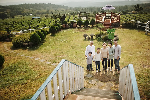 포토 JPG 주간 전신 여자 할아버지 노년 남자 딸 아들 할머니 어린이 가족 엄마 대가족 서기 여러명 성인 야외 앞모습 10대 30대 제주도 화목 다정 한국인 가족라이프 아빠 60대 차밭 도순다원 국내포토 자연요소 라이프스타일 뷰포인트 다수 컨셉 밭 관계 모션 청소년 한국 사람 동양인 장년 파일형식