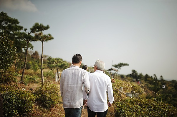 포토 JPG 주간 할아버지 노년 남자 아들 가족 상반신 성인 야외 두명 뒷모습 30대 제주도 걷기 화목 다정 한국인 가족라이프 60대 차밭 부자지간 남자만 도순다원 국내포토 자연요소 라이프스타일 뷰포인트 컨셉 밭 관계 모션 한국 사람 동양인 장년 아빠 파일형식