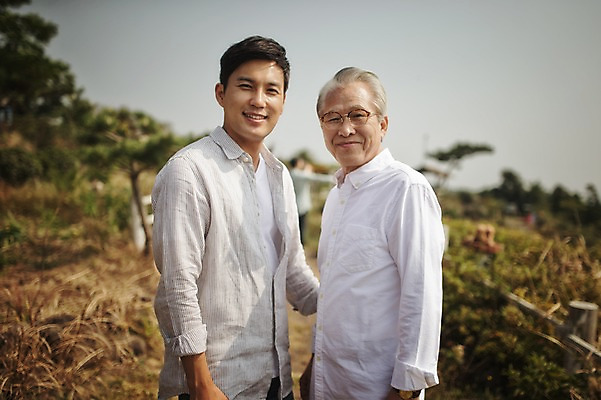 포토 JPG 주간 할아버지 노년 남자 아들 가족 서기 미소 상반신 성인 야외 두명 옆모습 30대 제주도 화목 다정 한국인 가족라이프 뒤돌아보기 60대 차밭 부자지간 남자만 도순다원 국내포토 자연요소 라이프스타일 뷰포인트 컨셉 밭 관계 모션 한국 표정 사람 동양인 장년 아빠 파일형식