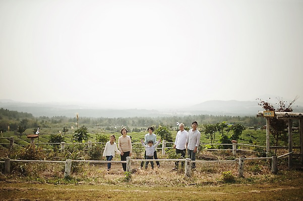포토 JPG 주간 전신 여자 할아버지 노년 남자 딸 아들 할머니 어린이 가족 엄마 대가족 서기 여러명 성인 야외 앞모습 10대 30대 제주도 화목 한국인 가족라이프 아빠 60대 차밭 도순다원 국내포토 자연요소 라이프스타일 뷰포인트 다수 컨셉 밭 관계 모션 청소년 한국 사람 동양인 장년 파일형식