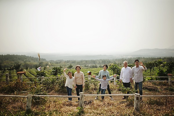 포토 JPG 주간 전신 여자 할아버지 노년 남자 딸 아들 할머니 어린이 가족 엄마 대가족 서기 여러명 성인 야외 앞모습 10대 30대 제주도 화목 한국인 가족라이프 아빠 60대 손인사 차밭 도순다원 국내포토 자연요소 라이프스타일 뷰포인트 다수 컨셉 밭 관계 모션 청소년 한국 사람 동양인 장년 인사 파일형식