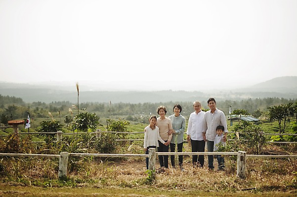 포토 JPG 주간 전신 여자 할아버지 노년 남자 딸 아들 할머니 어린이 가족 엄마 대가족 서기 여러명 성인 야외 앞모습 10대 30대 제주도 화목 한국인 가족라이프 아빠 60대 차밭 도순다원 국내포토 자연요소 라이프스타일 뷰포인트 다수 컨셉 밭 관계 모션 청소년 한국 사람 동양인 장년 파일형식