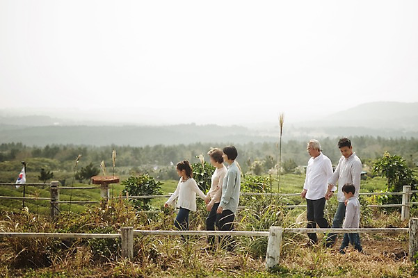 포토 JPG 주간 전신 여자 할아버지 노년 남자 딸 아들 할머니 어린이 가족 엄마 대가족 여러명 성인 야외 옆모습 10대 30대 제주도 걷기 화목 한국인 가족라이프 아빠 60대 차밭 도순다원 국내포토 자연요소 라이프스타일 뷰포인트 다수 컨셉 밭 관계 모션 청소년 한국 사람 동양인 장년 파일형식