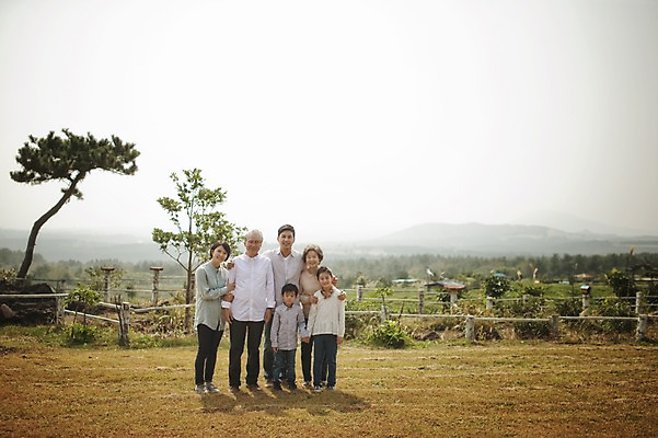 포토 JPG 주간 전신 여자 할아버지 노년 남자 딸 아들 할머니 어린이 가족 엄마 대가족 서기 여러명 성인 야외 앞모습 10대 30대 제주도 화목 한국인 가족라이프 아빠 60대 차밭 도순다원 국내포토 자연요소 라이프스타일 뷰포인트 다수 컨셉 밭 관계 모션 청소년 한국 사람 동양인 장년 파일형식