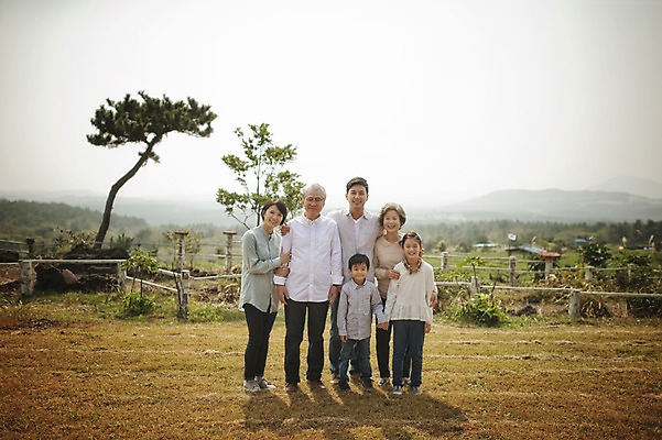 포토 JPG 주간 전신 여자 할아버지 노년 남자 딸 아들 할머니 어린이 가족 엄마 대가족 서기 여러명 성인 야외 앞모습 10대 30대 제주도 화목 한국인 가족라이프 아빠 60대 차밭 도순다원 국내포토 자연요소 라이프스타일 뷰포인트 다수 컨셉 밭 관계 모션 청소년 한국 사람 동양인 장년 파일형식