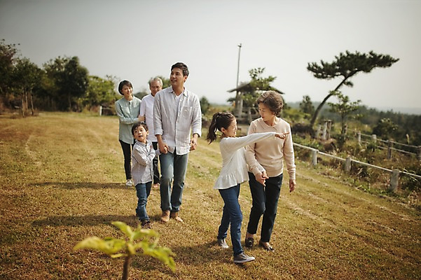포토 JPG 주간 전신 여자 할아버지 노년 남자 딸 아들 할머니 어린이 가족 엄마 대가족 여러명 성인 야외 앞모습 10대 30대 제주도 걷기 화목 산책 한국인 가족라이프 아빠 60대 차밭 도순다원 국내포토 자연요소 라이프스타일 뷰포인트 다수 컨셉 밭 관계 모션 청소년 휴식 한국 사람 동양인 장년 파일형식
