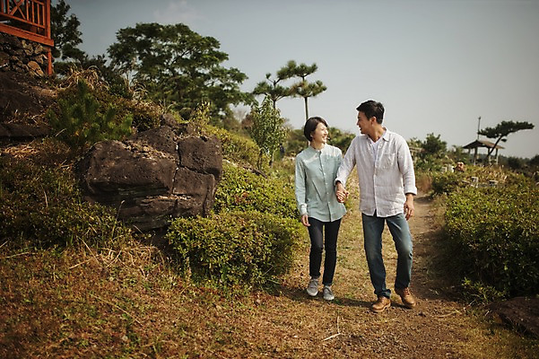 포토 JPG 주간 전신 부부 여자 남자 성인 야외 두명 앞모습 30대 제주도 걷기 다정 산책 한국인 차밭 부부라이프 성인만 도순다원 국내포토 자연요소 라이프스타일 커플 뷰포인트 컨셉 밭 모션 휴식 한국 사람 동양인 장년 파일형식