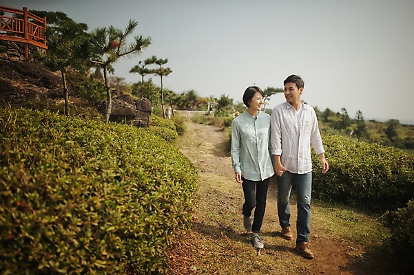 포토 JPG 주간 전신 부부 여자 남자 성인 야외 두명 앞모습 30대 제주도 걷기 다정 산책 한국인 차밭 부부라이프 성인만 도순다원 국내포토 자연요소 라이프스타일 커플 뷰포인트 컨셉 밭 모션 휴식 한국 사람 동양인 장년 파일형식