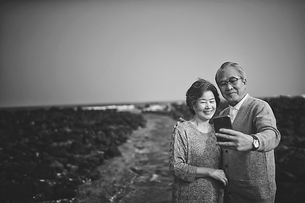포토 JPG 주간 여자 할아버지 노년 남자 할머니 흑백 서기 들기 상반신 야외 두명 앞모습 실버라이프 스마트폰 제주도 노부부 다정 한국인 60대 셀프카메라 함덕해수욕장 노인만 표선해변 국내포토 자연요소 라이프스타일 부부 뷰포인트 컨셉 모션 한국 촬영기법 사람 동양인 성인 해변 핸드폰 스마트기기 사진촬영 해수욕장 함덕 성인만 파일형식