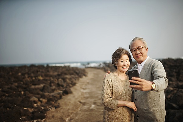 포토 JPG 주간 여자 할아버지 노년 남자 할머니 서기 들기 상반신 야외 두명 앞모습 실버라이프 스마트폰 제주도 노부부 다정 한국인 60대 셀프카메라 함덕해수욕장 노인만 표선해변 국내포토 자연요소 라이프스타일 부부 뷰포인트 컨셉 모션 한국 사람 동양인 성인 해변 핸드폰 스마트기기 사진촬영 해수욕장 함덕 성인만 파일형식