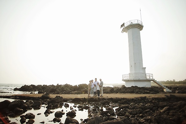포토 JPG 주간 전신 여자 할아버지 노년 남자 딸 아들 할머니 어린이 가족 엄마 손자 손녀 대가족 등대 서기 여러명 성인 야외 앞모습 10대 30대 제주도 화목 한국인 가족라이프 아빠 60대 며느리 표선해변 국내포토 자연요소 라이프스타일 뷰포인트 다수 컨셉 관계 모션 청소년 한국 사람 동양인 해변 장년 손주 파일형식