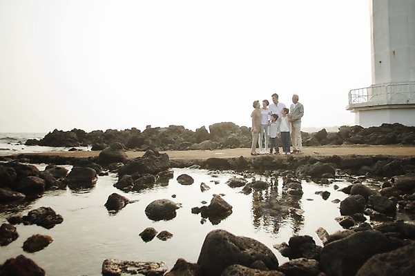 포토 JPG 주간 전신 여자 할아버지 노년 남자 딸 아들 할머니 어린이 가족 엄마 손자 손녀 대가족 등대 서기 여러명 성인 야외 앞모습 10대 30대 제주도 화목 한국인 가족라이프 아빠 60대 며느리 표선해변 국내포토 자연요소 라이프스타일 뷰포인트 다수 컨셉 관계 모션 청소년 한국 사람 동양인 해변 장년 손주 파일형식