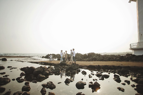 포토 JPG 주간 전신 여자 할아버지 노년 남자 딸 아들 할머니 어린이 가족 엄마 손자 손녀 대가족 등대 서기 여러명 성인 야외 앞모습 10대 30대 제주도 화목 한국인 가족라이프 아빠 60대 며느리 표선해변 국내포토 자연요소 라이프스타일 뷰포인트 다수 컨셉 관계 모션 청소년 한국 사람 동양인 해변 장년 손주 파일형식