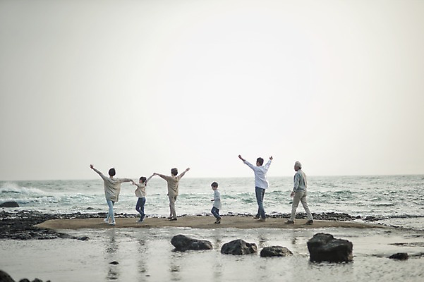 포토 JPG 주간 전신 여자 할아버지 노년 남자 딸 아들 할머니 어린이 가족 엄마 팔벌리기 손자 손녀 대가족 여러명 성인 야외 뒷모습 10대 30대 제주도 걷기 손잡기 화목 한국인 가족라이프 아빠 60대 며느리 표선해변 국내포토 자연요소 라이프스타일 뷰포인트 다수 컨셉 관계 모션 청소년 한국 사람 동양인 해변 장년 손주 파일형식