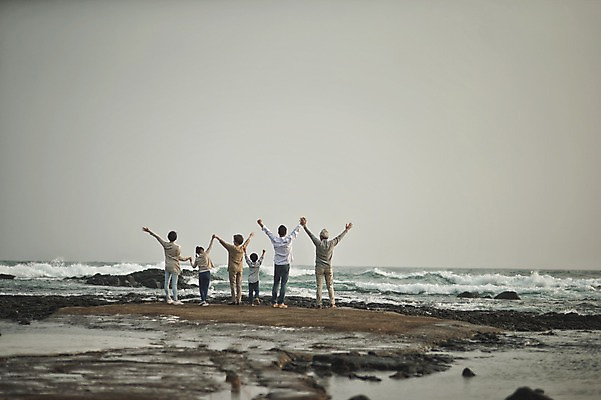 포토 JPG 주간 전신 여자 할아버지 노년 남자 딸 아들 할머니 어린이 가족 엄마 팔벌리기 손자 손녀 대가족 서기 여러명 성인 야외 뒷모습 10대 30대 제주도 화목 한국인 가족라이프 아빠 60대 며느리 표선해변 국내포토 자연요소 라이프스타일 뷰포인트 다수 컨셉 관계 모션 청소년 한국 사람 동양인 해변 장년 손주 파일형식