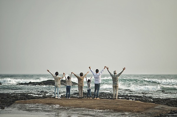 포토 JPG 주간 전신 여자 할아버지 노년 남자 딸 아들 할머니 어린이 가족 엄마 팔벌리기 손자 손녀 대가족 서기 여러명 성인 야외 뒷모습 10대 30대 제주도 화목 한국인 가족라이프 아빠 60대 며느리 표선해변 국내포토 자연요소 라이프스타일 뷰포인트 다수 컨셉 관계 모션 청소년 한국 사람 동양인 해변 장년 손주 파일형식