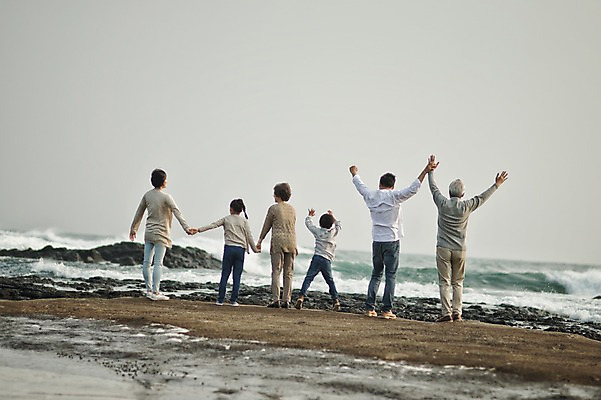 포토 JPG 주간 전신 여자 할아버지 노년 남자 딸 아들 할머니 어린이 가족 엄마 팔벌리기 손자 손녀 대가족 여러명 성인 야외 뒷모습 10대 30대 제주도 손잡기 화목 한국인 가족라이프 아빠 60대 며느리 표선해변 국내포토 자연요소 라이프스타일 뷰포인트 다수 컨셉 관계 모션 청소년 한국 사람 동양인 해변 장년 손주 파일형식