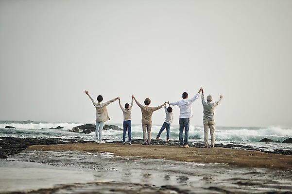 포토 JPG 주간 전신 여자 할아버지 노년 남자 딸 아들 할머니 어린이 가족 엄마 팔벌리기 손자 손녀 대가족 서기 여러명 성인 야외 뒷모습 10대 30대 제주도 손잡기 화목 한국인 가족라이프 아빠 60대 며느리 표선해변 국내포토 자연요소 라이프스타일 뷰포인트 다수 컨셉 관계 모션 청소년 한국 사람 동양인 해변 장년 손주 파일형식
