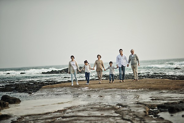 포토 JPG 주간 전신 여자 할아버지 노년 남자 딸 아들 할머니 어린이 가족 엄마 손자 손녀 대가족 여러명 성인 야외 앞모습 10대 30대 제주도 걷기 손잡기 화목 한국인 가족라이프 아빠 60대 며느리 표선해변 국내포토 자연요소 라이프스타일 뷰포인트 다수 컨셉 관계 모션 청소년 한국 사람 동양인 해변 장년 손주 파일형식