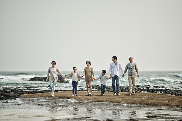 포토 JPG 주간 전신 여자 할아버지 노년 남자 딸 아들 할머니 어린이 가족 엄마 손자 손녀 대가족 여러명 성인 야외 앞모습 10대 30대 제주도 걷기 손잡기 화목 한국인 가족라이프 아빠 60대 며느리 표선해변 국내포토 자연요소 라이프스타일 뷰포인트 다수 컨셉 관계 모션 청소년 한국 사람 동양인 해변 장년 손주 파일형식