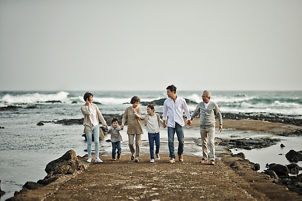 포토 JPG 주간 전신 여자 할아버지 노년 남자 딸 아들 할머니 어린이 가족 엄마 손자 손녀 대가족 여러명 성인 야외 앞모습 10대 30대 제주도 걷기 손잡기 화목 한국인 가족라이프 아빠 60대 며느리 표선해변 국내포토 자연요소 라이프스타일 뷰포인트 다수 컨셉 관계 모션 청소년 한국 사람 동양인 해변 장년 손주 파일형식