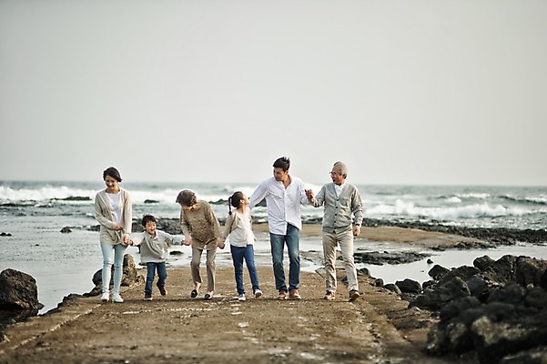 포토 JPG 주간 전신 여자 할아버지 노년 남자 딸 아들 할머니 어린이 가족 엄마 손자 손녀 대가족 여러명 성인 야외 앞모습 10대 30대 제주도 걷기 손잡기 화목 한국인 가족라이프 아빠 60대 며느리 표선해변 국내포토 자연요소 라이프스타일 뷰포인트 다수 컨셉 관계 모션 청소년 한국 사람 동양인 해변 장년 손주 파일형식