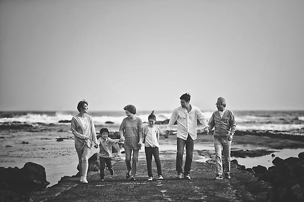 포토 JPG 주간 전신 여자 할아버지 노년 남자 딸 아들 할머니 어린이 가족 엄마 손자 손녀 대가족 흑백 여러명 성인 야외 앞모습 10대 30대 제주도 걷기 손잡기 화목 한국인 가족라이프 아빠 60대 며느리 표선해변 국내포토 자연요소 라이프스타일 뷰포인트 다수 컨셉 관계 모션 청소년 한국 촬영기법 사람 동양인 해변 장년 손주 파일형식