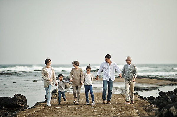 포토 JPG 주간 전신 여자 할아버지 노년 남자 딸 아들 할머니 어린이 가족 엄마 손자 손녀 대가족 여러명 성인 야외 앞모습 10대 30대 제주도 걷기 손잡기 화목 한국인 가족라이프 아빠 60대 며느리 표선해변 국내포토 자연요소 라이프스타일 뷰포인트 다수 컨셉 관계 모션 청소년 한국 사람 동양인 해변 장년 손주 파일형식