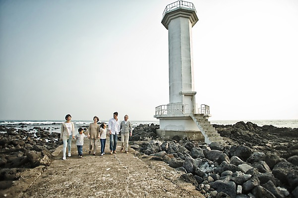 포토 JPG 주간 전신 여자 할아버지 노년 남자 딸 아들 할머니 어린이 가족 엄마 손자 손녀 대가족 등대 여러명 성인 야외 앞모습 10대 30대 제주도 걷기 화목 한국인 가족라이프 아빠 60대 며느리 표선해변 국내포토 자연요소 라이프스타일 뷰포인트 다수 컨셉 관계 모션 청소년 한국 사람 동양인 해변 장년 손주 파일형식
