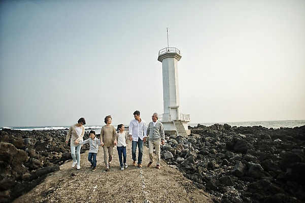 포토 JPG 주간 전신 여자 할아버지 노년 남자 딸 아들 할머니 어린이 가족 엄마 손자 손녀 대가족 등대 여러명 성인 야외 앞모습 10대 30대 제주도 걷기 손잡기 화목 한국인 가족라이프 아빠 60대 며느리 표선해변 국내포토 자연요소 라이프스타일 뷰포인트 다수 컨셉 관계 모션 청소년 한국 사람 동양인 해변 장년 손주 파일형식