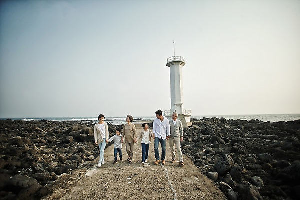 포토 JPG 주간 전신 여자 할아버지 노년 남자 딸 아들 할머니 어린이 가족 엄마 손자 손녀 대가족 등대 여러명 성인 야외 앞모습 10대 30대 제주도 걷기 손잡기 화목 한국인 가족라이프 아빠 60대 며느리 표선해변 국내포토 자연요소 라이프스타일 뷰포인트 다수 컨셉 관계 모션 청소년 한국 사람 동양인 해변 장년 손주 파일형식