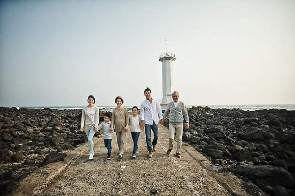 포토 JPG 주간 전신 여자 할아버지 노년 남자 딸 아들 할머니 어린이 가족 엄마 손자 손녀 대가족 등대 여러명 성인 야외 앞모습 10대 30대 제주도 걷기 손잡기 화목 한국인 가족라이프 아빠 60대 며느리 표선해변 국내포토 자연요소 라이프스타일 뷰포인트 다수 컨셉 관계 모션 청소년 한국 사람 동양인 해변 장년 손주 파일형식