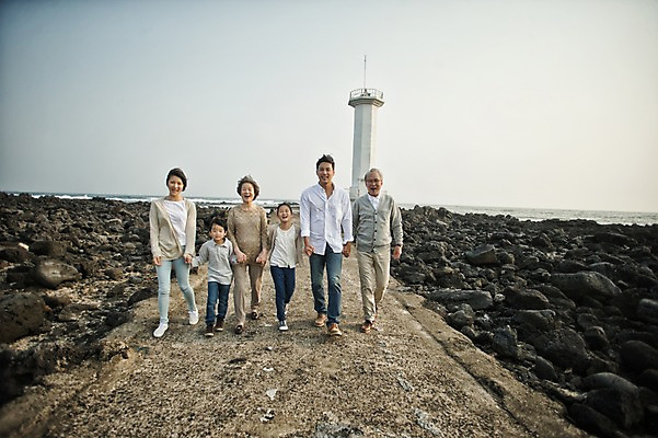 포토 JPG 주간 전신 여자 할아버지 노년 남자 딸 아들 할머니 어린이 가족 엄마 손자 손녀 대가족 등대 여러명 성인 야외 앞모습 10대 30대 제주도 걷기 손잡기 화목 한국인 가족라이프 아빠 60대 며느리 표선해변 국내포토 자연요소 라이프스타일 뷰포인트 다수 컨셉 관계 모션 청소년 한국 사람 동양인 해변 장년 손주 파일형식