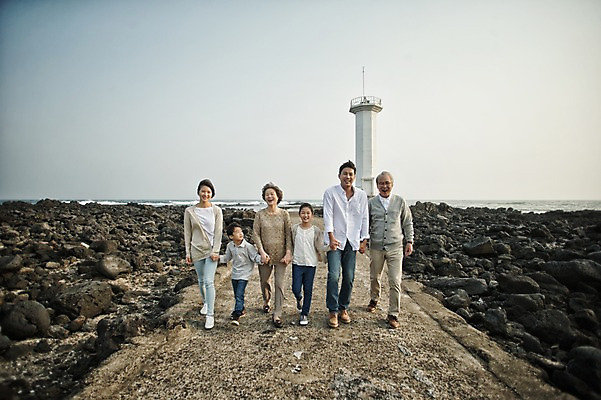 포토 JPG 주간 전신 여자 할아버지 노년 남자 딸 아들 할머니 어린이 가족 엄마 손자 손녀 대가족 등대 여러명 성인 야외 앞모습 10대 30대 제주도 걷기 손잡기 화목 한국인 가족라이프 아빠 60대 며느리 표선해변 국내포토 자연요소 라이프스타일 뷰포인트 다수 컨셉 관계 모션 청소년 한국 사람 동양인 해변 장년 손주 파일형식
