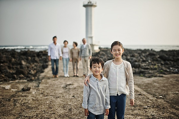 포토 JPG 주간 전신 여자 할아버지 노년 남자 딸 아들 할머니 어린이 가족 엄마 손자 손녀 대가족 등대 서기 미소 여러명 상반신 성인 야외 앞모습 아웃포커스 10대 30대 제주도 화목 한국인 가족라이프 아빠 60대 며느리 표선해변 국내포토 자연요소 라이프스타일 뷰포인트 다수 컨셉 관계 모션 청소년 한국 촬영기법 표정 사람 동양인 해변 장년 손주 파일형식