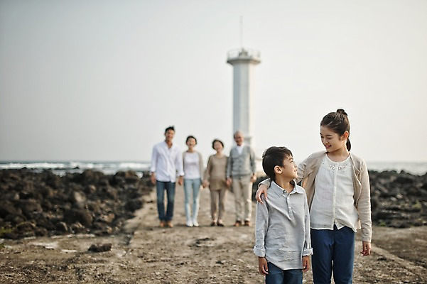 포토 JPG 주간 전신 여자 할아버지 노년 남자 딸 아들 할머니 어린이 가족 엄마 손자 손녀 대가족 등대 서기 여러명 상반신 성인 야외 앞모습 아웃포커스 10대 30대 제주도 화목 한국인 가족라이프 아빠 60대 며느리 표선해변 국내포토 자연요소 라이프스타일 뷰포인트 다수 컨셉 관계 모션 청소년 한국 촬영기법 사람 동양인 해변 장년 손주 파일형식